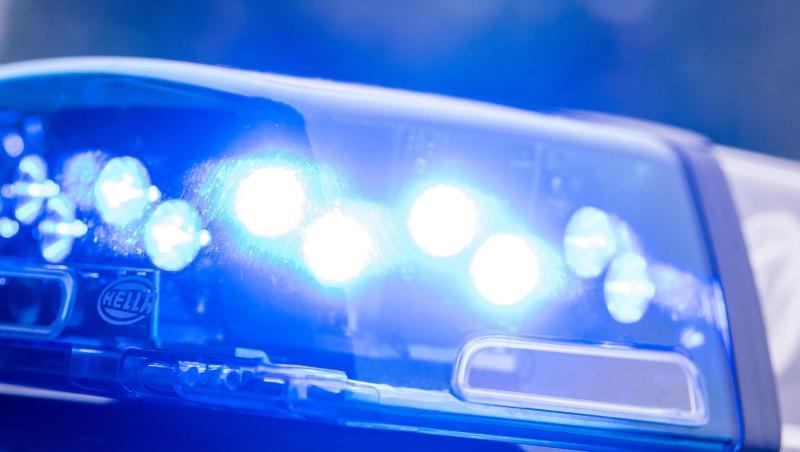 Ein Blaulicht leuchtet an einer Polizeistreife. Ein Blaulicht leuchtet an einer Polizeistreife.
