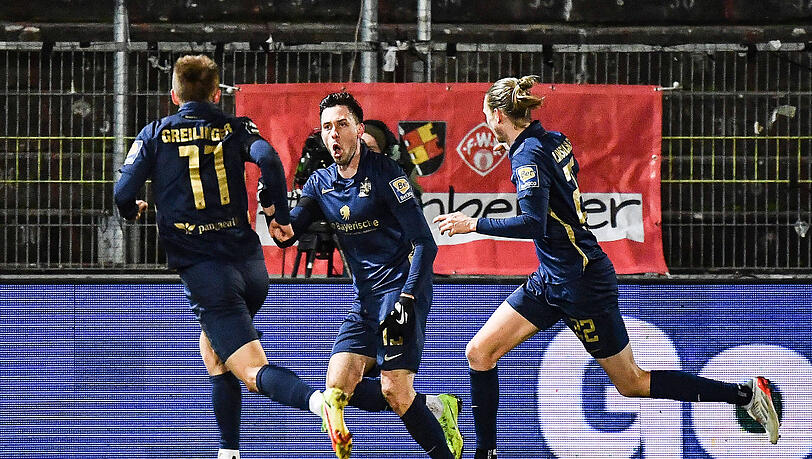 Doppeltorschütze Marcel Bär (M.) feiert mit seinen Teamkollegen.