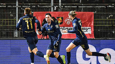 Doppeltorschütze Marcel Bär (M.) feiert mit seinen Teamkollegen.