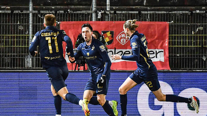 Doppeltorschütze Marcel Bär (M.) feiert mit seinen Teamkollegen.