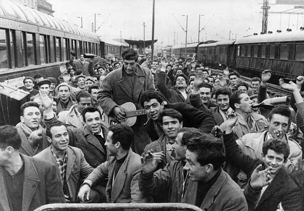Da ist was los: Ankunft von italienischen Arbeitern am Hauptbahnhof. Da ist was los: Ankunft von italienischen Arbeitern am Hauptbahnhof.