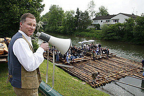Sponsoren-Pflege auf der Isar: 1860-Geschäftsführer Stefan Reuter bedankt sich vor einer gemeinsamen Floßfahrt bei den 1860-Geldgebern.