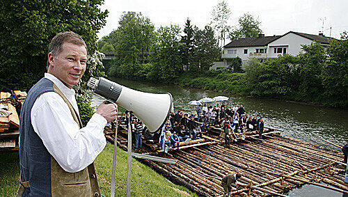 Sponsoren-Pflege auf der Isar: 1860-Geschäftsführer Stefan Reuter bedankt sich vor einer gemeinsamen Floßfahrt bei den 1860-Geldgebern. Sponsoren-Pflege auf der Isar: 1860-Geschäftsführer Stefan Reuter bedankt sich vor einer gemeinsamen Floßfahrt bei den 1860-Geldgebern.