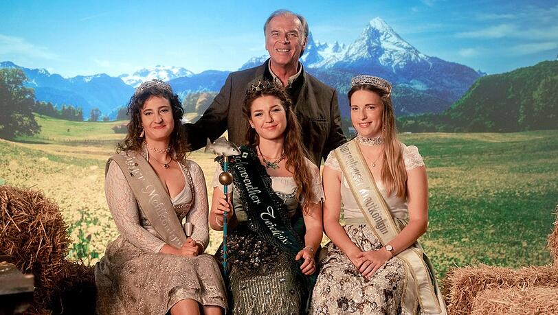 "Tatort: Königinnen": Josef Gehrling (Wolfgang Fierek) und die Altöttinger Mehlkönigin (Corinna Blädel, links), die Tirschenreuther Teichnixe (Franziska Wagner, Mitte) und die Gunzenhausener Krautkönigin (Corinna Grimmeißen).