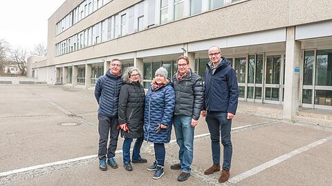 Gegen Geflüchtete haben Till und Ulrika Mosbach und Miriam Meissner nichts. Nur halten die drei links im Bild das Feld in Solln für ungeeignet. Die FDPler Jörg Hoffmann und Fritz Roth halten das leere Thomas-Mann-Gymnasium für besser.