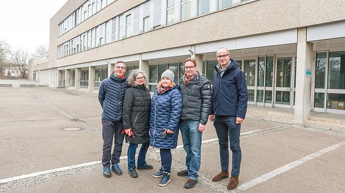 Gegen Geflüchtete haben Till und Ulrika Mosbach und Miriam Meissner nichts. Nur halten die drei links im Bild das Feld in Solln für ungeeignet. Die FDPler Jörg Hoffmann und Fritz Roth halten das leere Thomas-Mann-Gymnasium für besser.