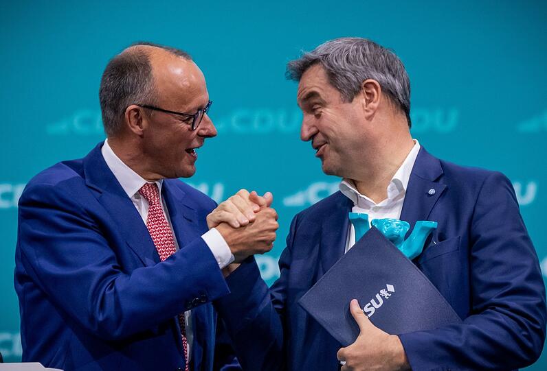 Friedrich Merz (links), CDU-Bundesvorsitzender, gibt Markus Söder (CSU), Ministerpräsident von Bayern, nach dessen Rede beim CDU-Bundesparteitag die Hand. Ob das nach den Wahlen im Osten noch so bleiben wird?