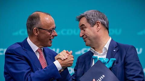 Friedrich Merz (links), CDU-Bundesvorsitzender, gibt Markus Söder (CSU), Ministerpräsident von Bayern, nach dessen Rede beim CDU-Bundesparteitag die Hand. Ob das nach den Wahlen im Osten noch so bleiben wird?
