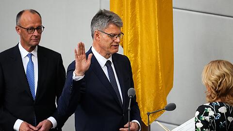 Da schien die Welt noch in Ordnung zu sein: Schnieder bei der Vereidigung. (Archiv-Foto)