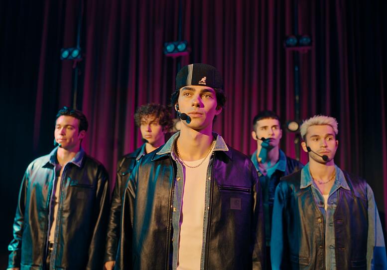 Abegstimmte Outfits und Choreografie: Die Elevator Boys als fiktive Gruppe 5G erinnern ein wenig an die großen Boybands der 90er-Jahre. Abegstimmte Outfits und Choreografie: Die Elevator Boys als fiktive Gruppe 5G erinnern ein wenig an die großen Boybands der 90er-Jahre.