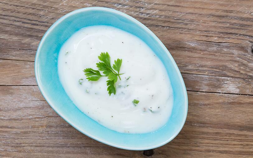Wenn Sie gleich noch den halben Becher Naturjoghurt aus dem K&uuml;hlschrank mitverwerten m&ouml;chten, k&ouml;nnen Sie zur Reispfanne einen erfrischenden Joghurt-Dip servieren. Vermengen Sie daf&uuml;r den Joghurt mit etwas Zitronensaft, Salz, Knoblauch sowie Schnittlauch oder kleingeschnittenen Zwiebeln. Auch zu den Restkartoffeln passt dieser Dip ausgezeichnet und peppt das Gericht auf.