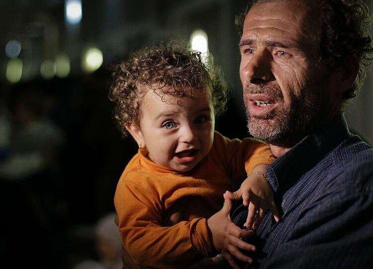 Man sieht ihnen die Schrecken noch an: ein Vater und sein Kind aus Misrata nach der Flucht übers Meer.