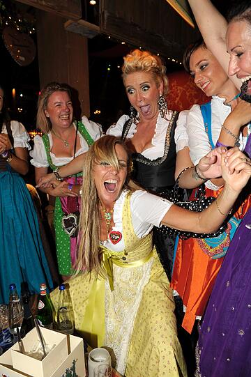 auf der Bavaria-Film-Party feiert sie mit einer Blondine.