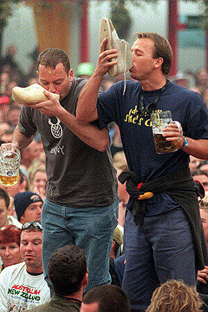 Und die anderen trinken daraus, lecker!