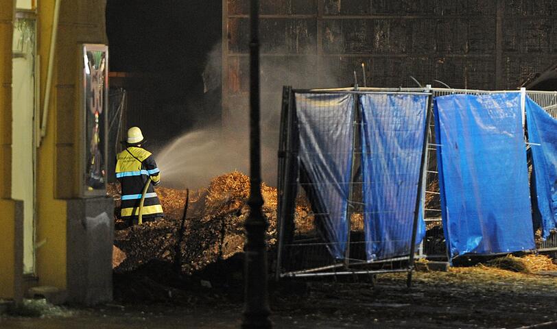 Zerstörte Schaufenster, Glassplitter, Feuer, Rauch: Nach Sprengung des 250 Kilogramm schweren Blindgängers in der Schwabinger Feilitzschstraße geht es drunter und drüber, Rettungsfahrzeuge brausen durch Schwabing. Gegen Mitternacht meldet die Feuerwehr, die Bränder seien unter Kontrolle. Laut Polizei wurde niemand verletzt.