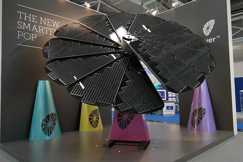 Hier dreht sich wirklich alles um die Sonnenenergie: Eine &bdquo;Windmnühle&ldquo; aus Solarpanels auf der Intersolar 2014.