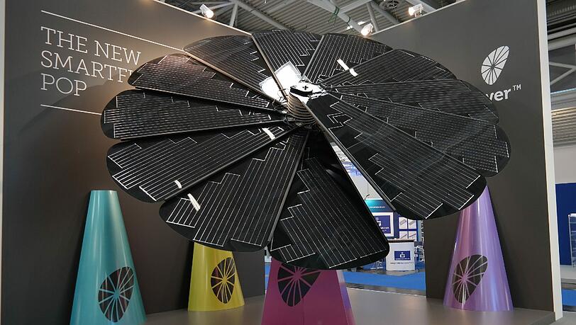 Hier dreht sich wirklich alles um die Sonnenenergie: Eine „Windmnühle“ aus Solarpanels auf der Intersolar 2014. Hier dreht sich wirklich alles um die Sonnenenergie: Eine „Windmnühle“ aus Solarpanels auf der Intersolar 2014.