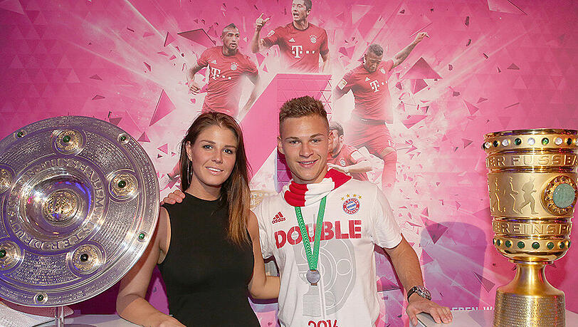 Am Ende einer irren Saison mit dem FC Bayern: Joshua Kimmich mit seiner Freundin Lina beim Pokal-Bankett in Berlin. Am Ende einer irren Saison mit dem FC Bayern: Joshua Kimmich mit seiner Freundin Lina beim Pokal-Bankett in Berlin.