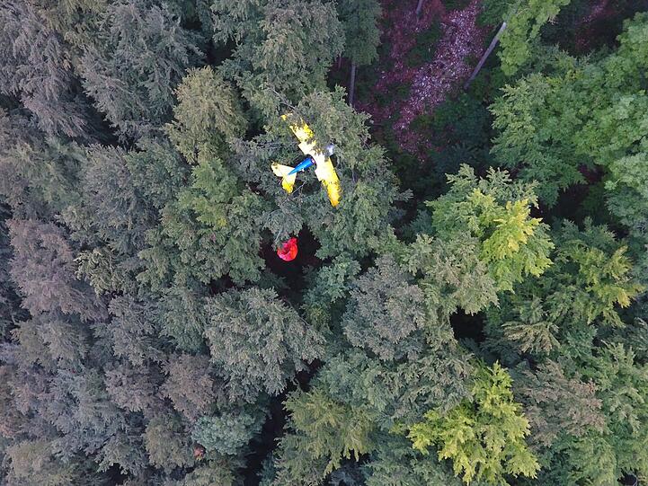 Nach dem Absturz des Leichtflugzeugs musste der Pilot die Nacht im Baumwipfel verbringen. Die Bilder vom Rettungseinsatz.