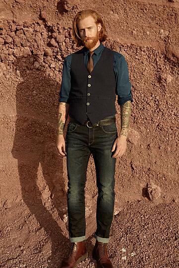 Esprit empfiehlt die Weste zu Hemd und Hose im Denim-Look. Auch eine Krawatte passt dazu.
