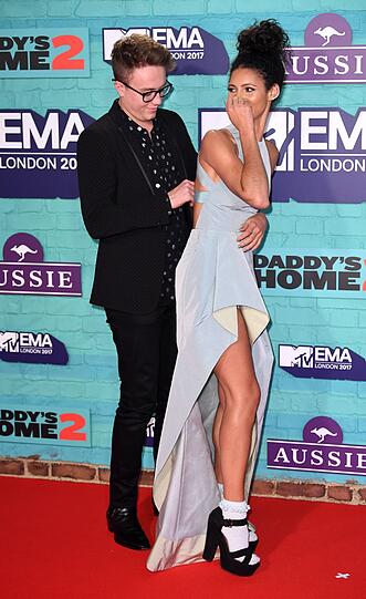 Kleid-Platzer: Roman Kemp hilft Vick Hope