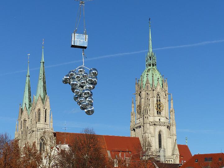 Tollwood-Kunst zwischen den Türmen der Paulskirche.