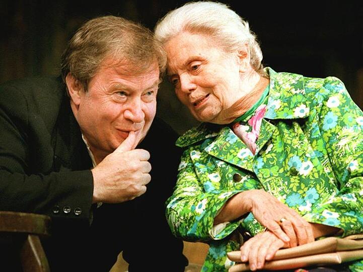 Uwe-Detlev Jessen als Pastor Brand und Heidi Kabel als seine Haushälterin Meta 1995 in der Komödie "Brand-Stiftung" am Hamburger Ohnsorg-Theater.