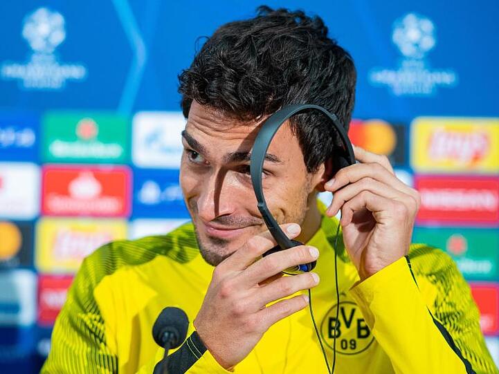 Will von fehlender Mentalität beim BVB nichts wissen: Mats Hummels bei der Pressekonferenz in Prag.