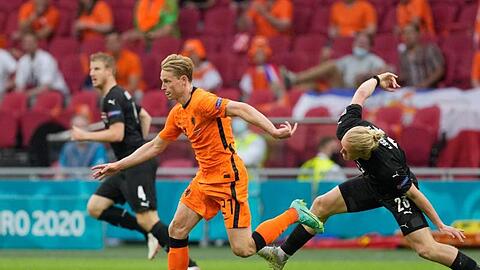 Der Niederländer Frenkie de Jong (M.) gewinnt den Zweikampf mit Xaver Schlager (r).