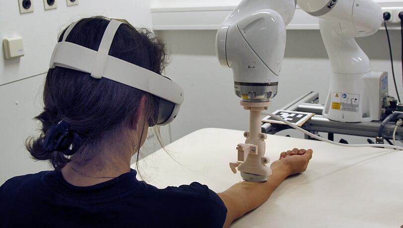 AZ-Reporterin Christina Hertel hat den autonomen Ultraschall getestet. Mit der VR-Brille kann sie Dr. Nova sehen. Die (virtuelle) Ärztin spricht mit ihr und führt sie durch die Behandlung.