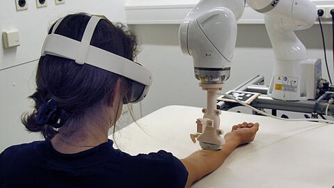 AZ-Reporterin Christina Hertel hat den autonomen Ultraschall getestet. Mit der VR-Brille kann sie Dr. Nova sehen. Die (virtuelle) Ärztin spricht mit ihr und führt sie durch die Behandlung.