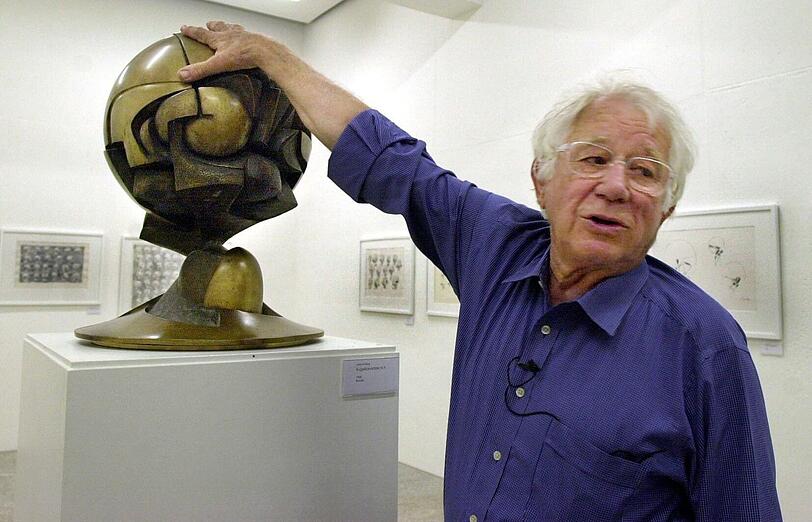 Fritz Koenig im Jahr 2002 mit dem Modell seiner „Großen Kugelkaryatide“. Die Bronze-Skulptur stand 30 Jahre lang vor dem New Yorker World Trade Center, ehe sie bei den Terroranschlägen am 11. September 2001 unter den Zwillingstürmen verschüttet wurde.