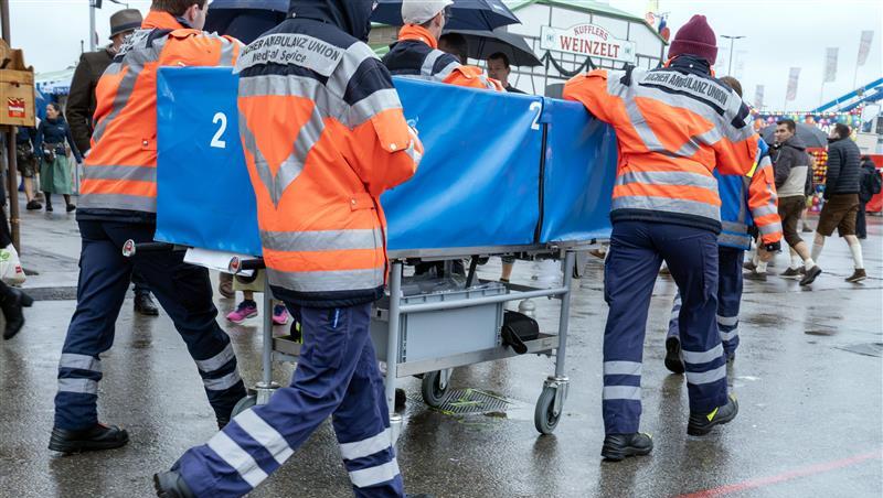 Die Stadtratsfraktion Grüne, Rosa Liste, Volt kritisiert, dass das Sanitätszelt auf der Wiesn derzeit nicht für ein schnelles Drogenscreening ausgerüstet ist. Ein unmittelbarer Nachweis von K.o.-Tropfen ist damit nicht möglich.