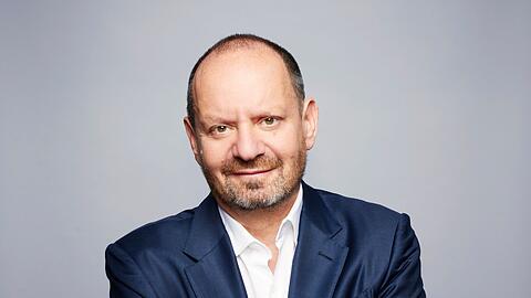 Sands arbeitet am Internationalen Gerichtshof in Den Haag und wirkte an bedeutenden Verfahren des internationalen Rechts mit.