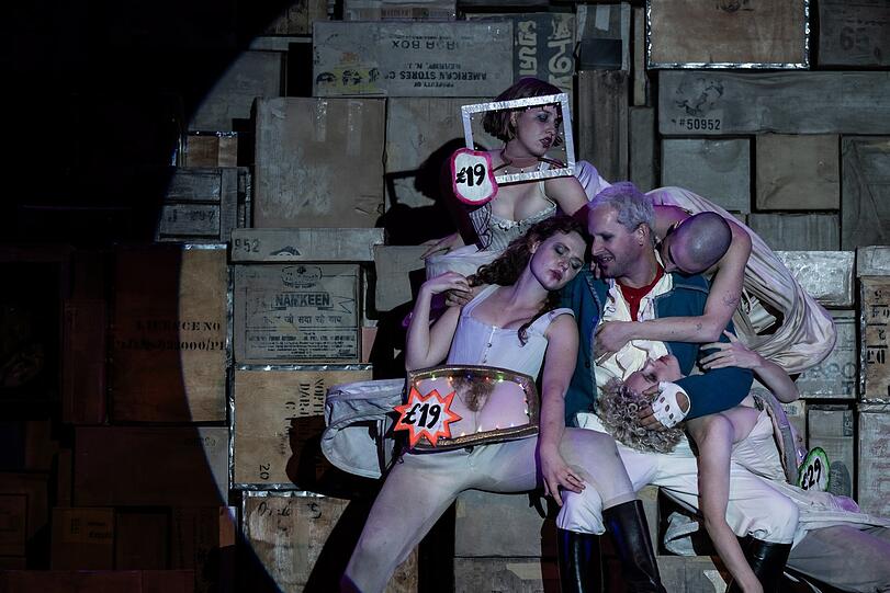 Der Hahn im Korb: Moritz Treuenfels inmitten von Nadja Sabersky, Lilith Kampffmeyer, Raphaela Baumgartner und Victoria Spindler als Sexarbeiterinnen in der „Dreigroschenoper“ des Residenztheater. Der Hahn im Korb: Moritz Treuenfels inmitten von Nadja Sabersky, Lilith Kampffmeyer, Raphaela Baumgartner und Victoria Spindler als Sexarbeiterinnen in der „Dreigroschenoper“ des Residenztheater.