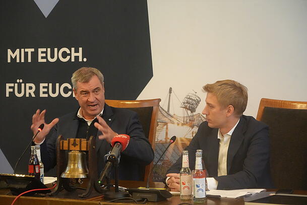 Markus Söder gerät sich bei einer Pressekonferenz im Rathaus richtig ins Schwärmen, wenn er von Krauses Einsatz für Olympia spricht. Markus Söder gerät sich bei einer Pressekonferenz im Rathaus richtig ins Schwärmen, wenn er von Krauses Einsatz für Olympia spricht.