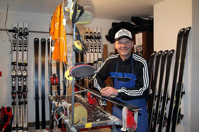 Kümmert sich im Keller um Höfl-Rieschs Skier: Servicemann Thomas Rehm.