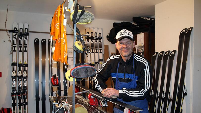Kümmert sich im Keller um Höfl-Rieschs Skier: Servicemann Thomas Rehm. Kümmert sich im Keller um Höfl-Rieschs Skier: Servicemann Thomas Rehm.