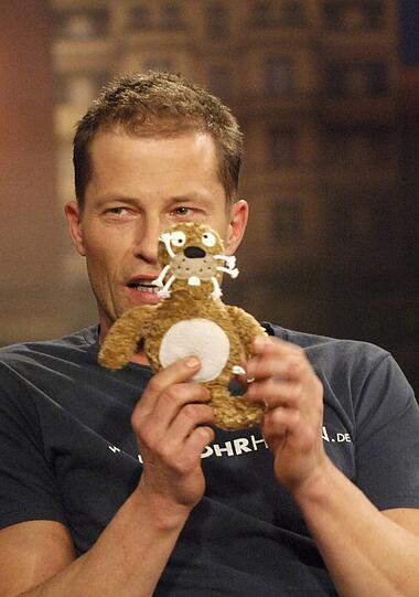Schweiger mit einem selbstgebastelten Keinohrhasen.