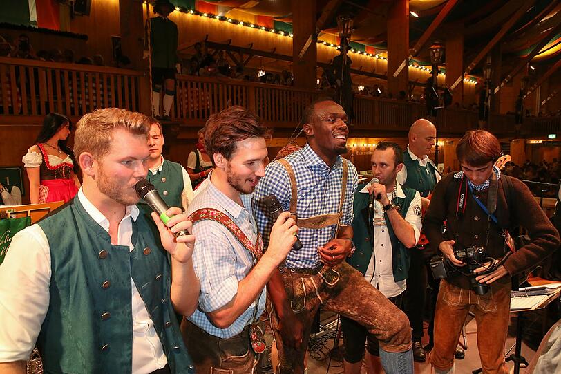 Neureuther und Bolt singen im Schützenzelt.