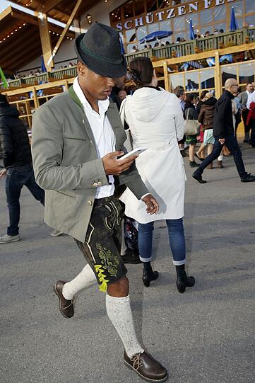 "FC Bayern"-Star Douglas Costa auf der Wiesn