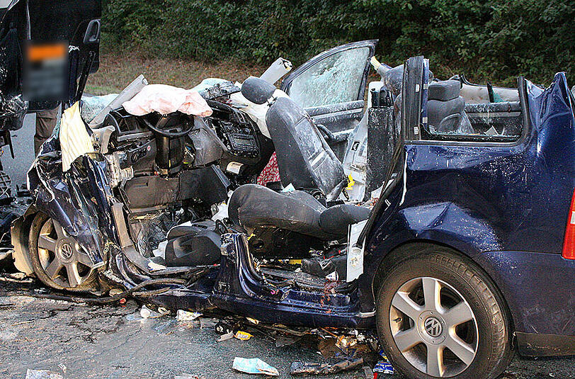 Bei dem Crash wurde der VW Touran komplett zerstört. Die Bilder von der Unfallstelle.