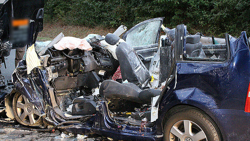 Bei dem Crash wurde der VW Touran komplett zerstört. Die Bilder von der Unfallstelle. Bei dem Crash wurde der VW Touran komplett zerstört. Die Bilder von der Unfallstelle.