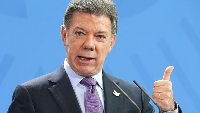 Der kolumbianische Staatspräsident Juan Manuel Santos erledigt für ein achtjähriges Mädchen die Hausaufgaben. Der kolumbianische Staatspräsident Juan Manuel Santos erledigt für ein achtjähriges Mädchen die Hausaufgaben.