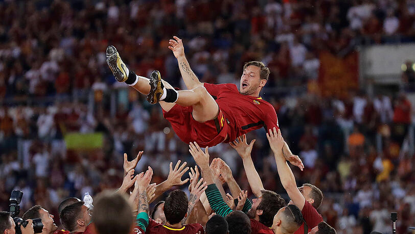 Francesco Totti ist in Rom eine lebende Legende. Ans Aufhören denkt der 40-Jährige allerdings noch nicht. Francesco Totti ist in Rom eine lebende Legende. Ans Aufhören denkt der 40-Jährige allerdings noch nicht.