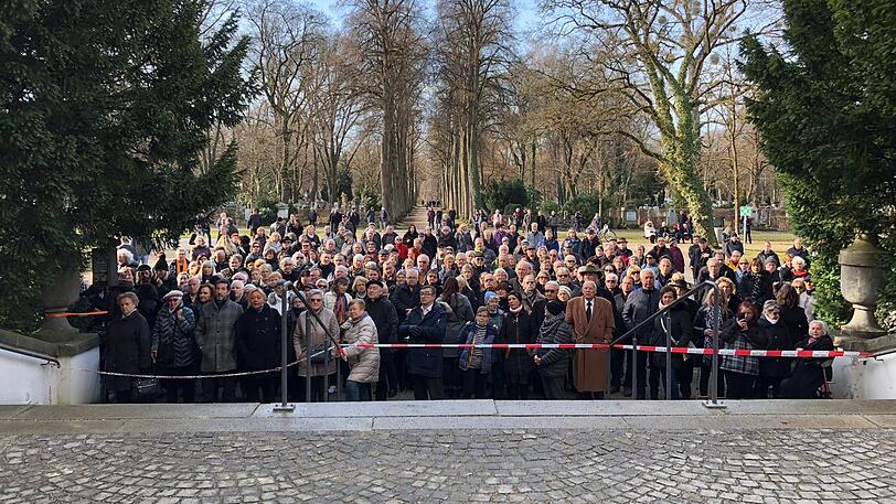 Mega-Andrang: Hunderte Fans warten auf den Einlass zur Trauerfeier von Joseph Hannesschläger.