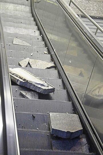 Der Aufprall war so heftig, dass Trümmerteile auf die Rolltreppe stürzten.