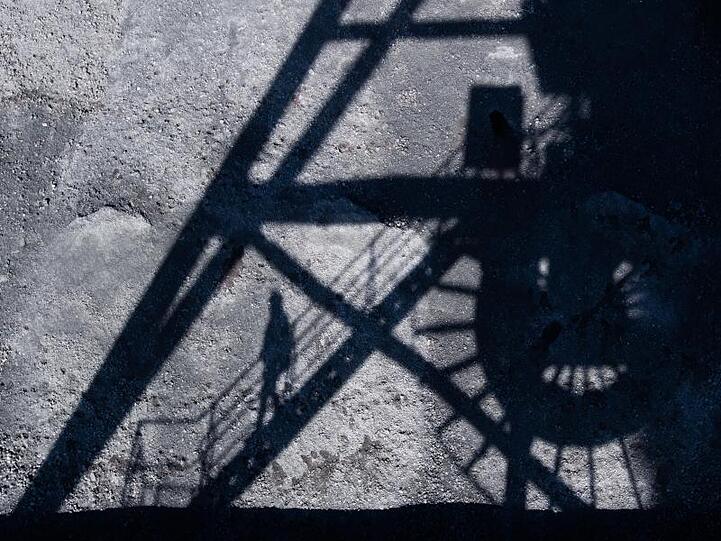 Steinkohle lagert im Kohlehafen des Kohlekraftwerks Mehrum im Landkreis Peine. Im Kanzleramt läuft der nächste Kohlegipfel.