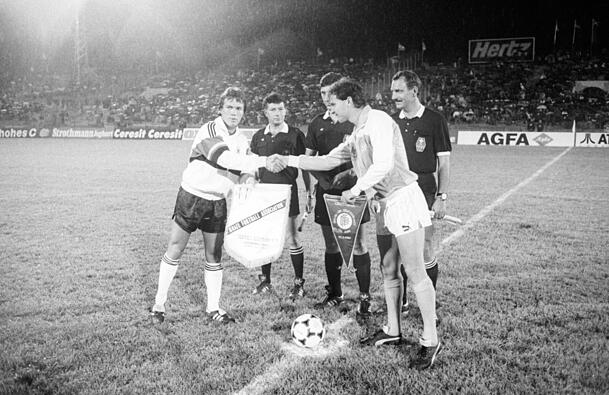 Handschlag mit Symbolcharakter: Kapitän Lothar Matthäus (l.) tauscht den Wimpel beim ersten Freundschaftsspiel Deutschlands gegen Israel. Handschlag mit Symbolcharakter: Kapitän Lothar Matthäus (l.) tauscht den Wimpel beim ersten Freundschaftsspiel Deutschlands gegen Israel.
