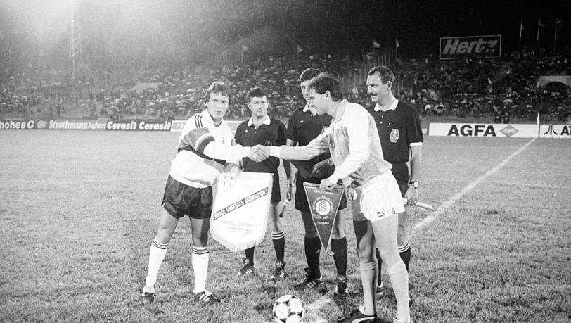 Handschlag mit Symbolcharakter: Kapitän Lothar Matthäus (l.) tauscht den Wimpel beim ersten Freundschaftsspiel Deutschlands gegen Israel. Handschlag mit Symbolcharakter: Kapitän Lothar Matthäus (l.) tauscht den Wimpel beim ersten Freundschaftsspiel Deutschlands gegen Israel.